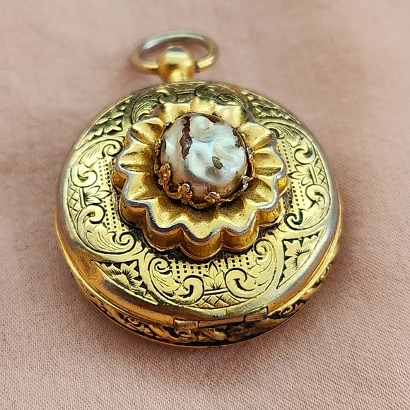 Pearl and Gold Keepsake Mirror Locket - Picture 2 of 5